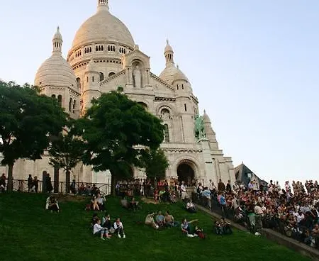 Montmartre Abbesses-artist Village פריז
