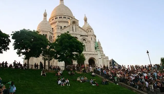 Montmartre Abbesses-artist Village Paříž